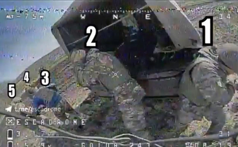 Nu este clar ce faceau soldatii rusi in spatele camionului, Foto: Captura video - Paul Jawin