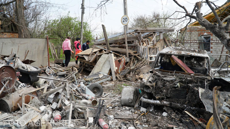 O rachetă rusească a explodat în curtea unei case din satul Kotliary din nord-estul Ucrainei, Foto: Cristian Lupaşcu / AGERPRES FOTO