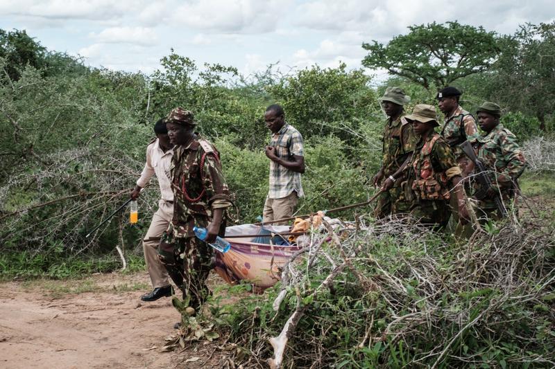 Armata din Kenya a asistat politia la exhumarea mormintelor, Foto: Yasuyoshi Chiba / AFP / Profimedia Images