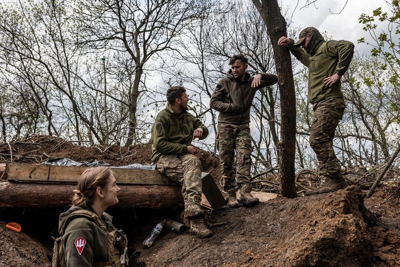 Soldați ucraineni din Brigada 80 de artilerie de pe axa de luptă Bahmut, Foto: Diego Herrera Carcedo / AFP / Profimedia