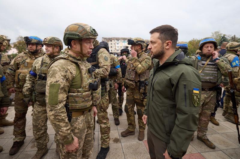 Oleksandr Sirski alaturi de presedintele Volodimir Zelenski, Foto: Ukrainian President's Office / Zuma Press / Profimedia