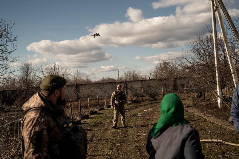 Militari ucraineni din Herson cu o drona, Foto: Vincenzo Circosta / AFP / Profimedia Images