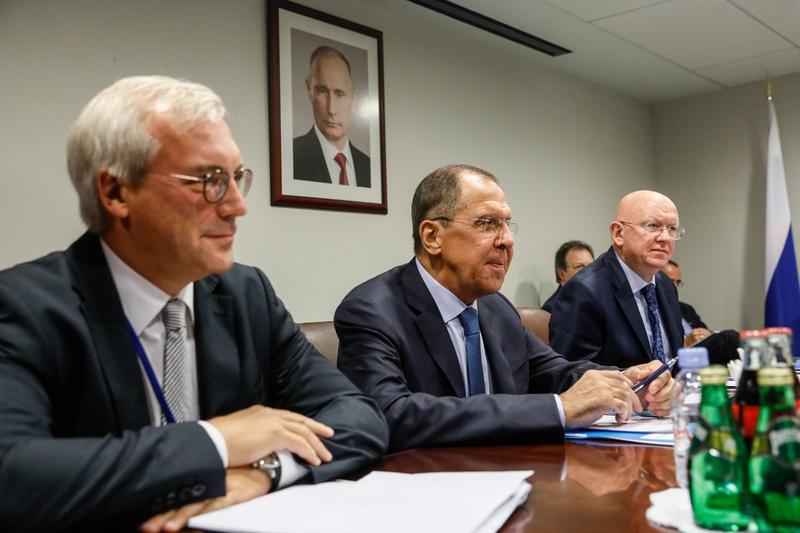 Alexandr Grusco (stanga), alaturi de Serghei Lavrov si Vasili Nebenzia, reprezentantul permanent al Rusiei la ONU, Foto: Alexander Shcherbak / TASS / Profimedia