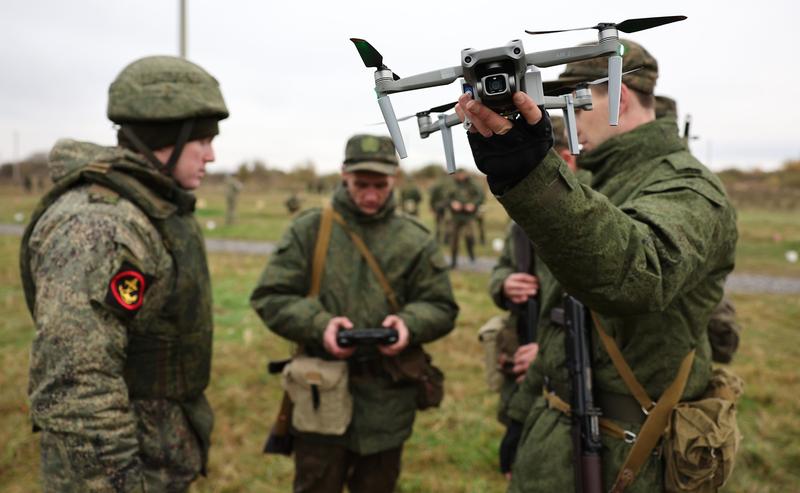 Soldați ruși folosind drone, Foto: Vitaly Nevar / Sputnik / Profimedia