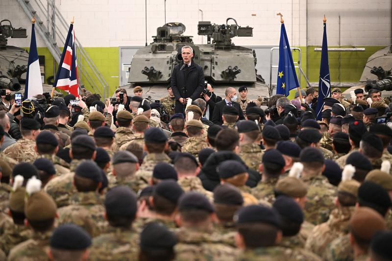 Jens Stoltenberg alaturi de militari ai NATO, Foto: Leon Neal / Associated Press / Profimedia Images