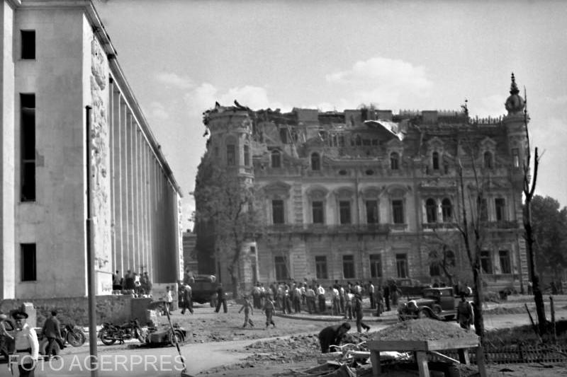 O parte a clădirii Palatului Victoria (stg.) și sediul Ministerului Afacerilor Străine (dr.) după bombardamentul din 4 aprilie 1944, Foto: AGERPRES FOTO/ARHIVA