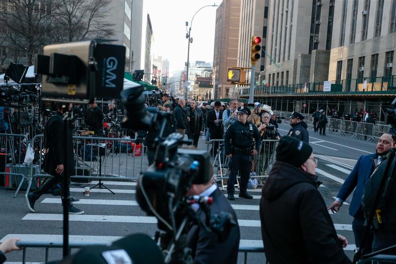 În așteptarea sosirii lui Donald Trump la tribunalul din Manhattan, Foto: William Volcov / Zuma Press / Profimedia