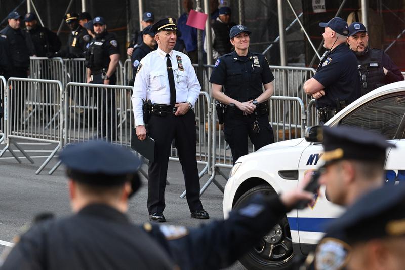 În așteptarea sosirii lui Donald Trump la tribunalul din Manhattan, Foto: ANDREW CABALLERO-REYNOLDS / AFP / Profimedia