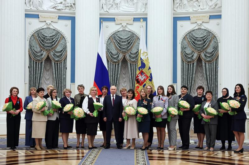 Vladimir Putin alaturi de rusoaice „patrioate”, Foto: Mikhail Tereschenko / TASS / Profimedia Images