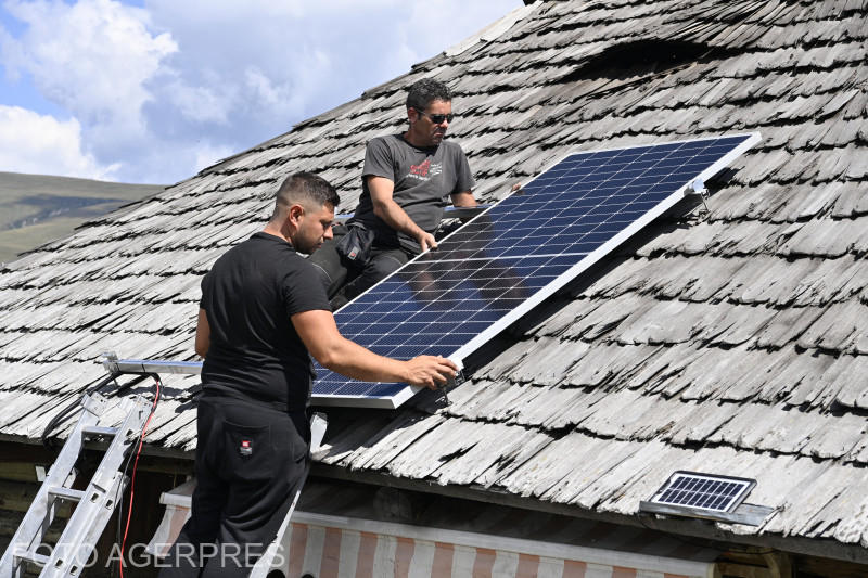 Panouri solare pe acoperișul caselor sărace. Foto: AGERPRES