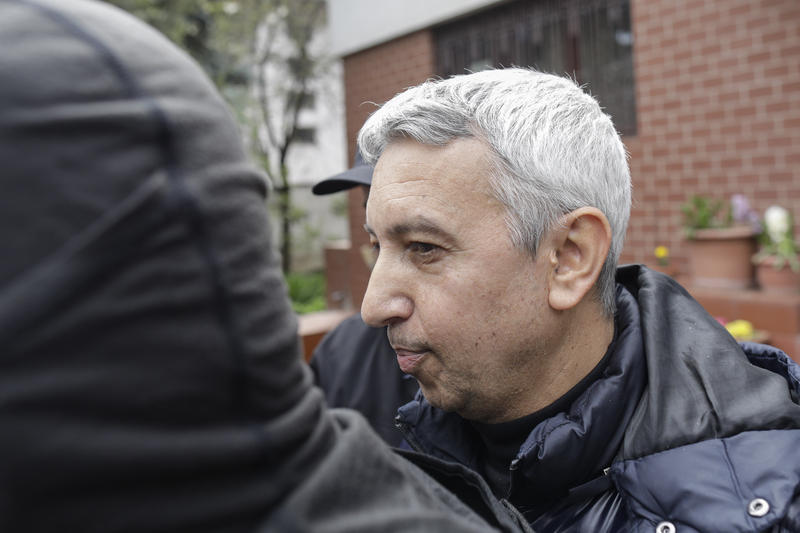 Dan Diaconescu este escortat de politisti la iesirea din locuinta sa, in Bucuresti, 6 aprilie 2023, Foto: INQUAM Photos / Octav Ganea