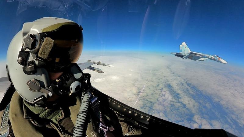 F-16 romanesc intercepteaza un Suhoi Su-27 Flanker, Foto: Fortele Aeriene Romane