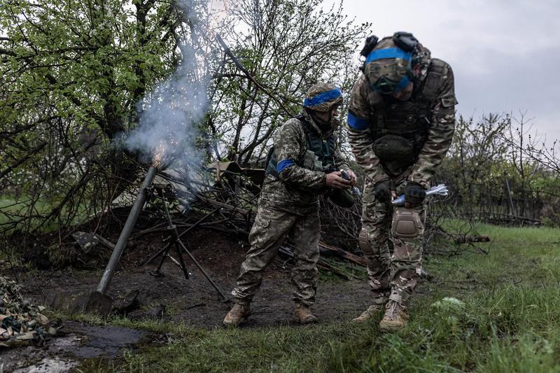 Soldați ucraineni trăgând cu un mortier în regiunea Donețk, Foto: AA/ABACA / Abaca Press / Profimedia