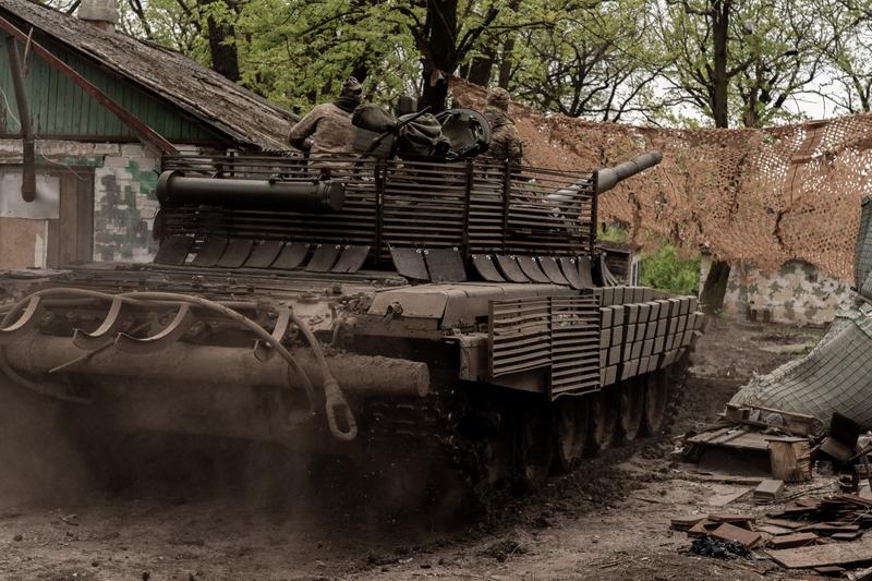Soldați ucraineni cu un tanc T-80 în regiunea Donețk, Foto: AA/ABACA / Abaca Press / Profimedia