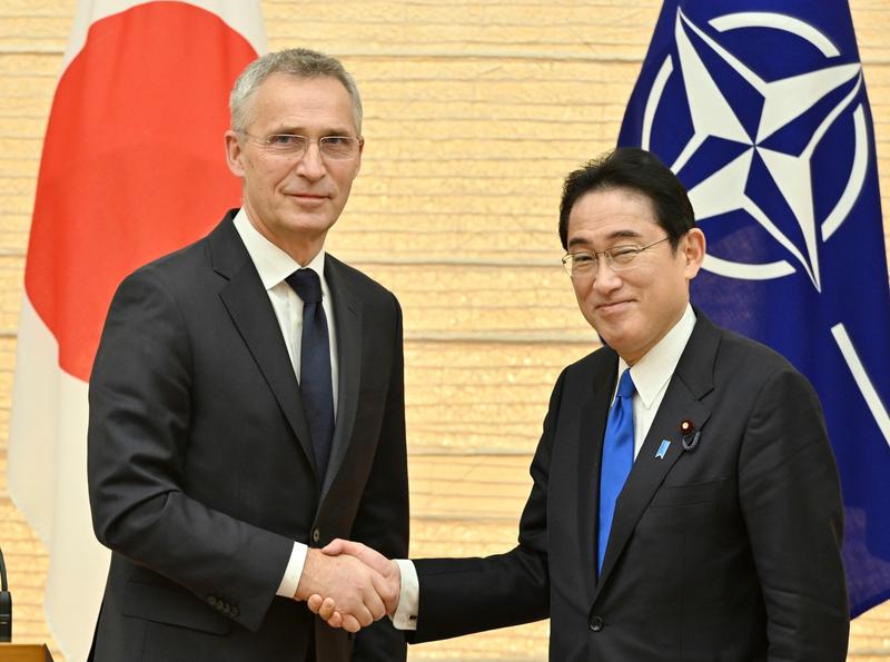 Jens Stoltenberg alaturi de premierul nipon Fumio Kishida, Foto: Yoichi Hayashi / Associated Press / Profimedia Images
