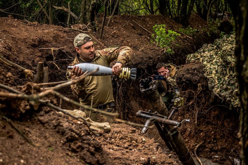 Soldați ucraineni trâgând cu un mortier de 120 mm dintr-o pădure de lângă Bahmut, Foto: Jose Hernandez / Shutterstock Editorial / Profimedia