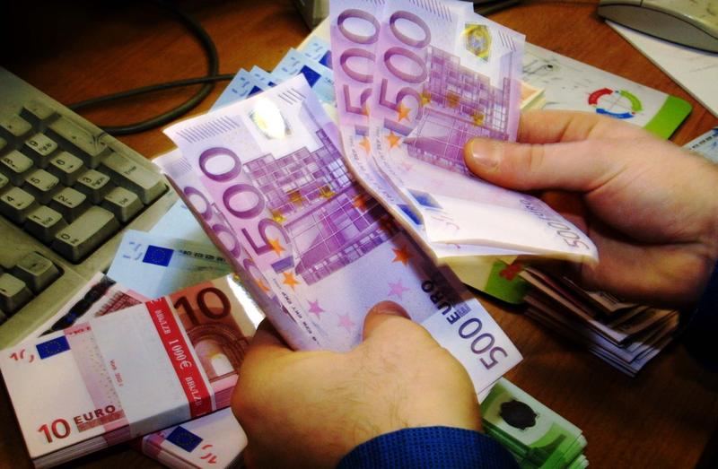 Euro, bani, Foto: Adrian DENNIS / AFP / Profimedia