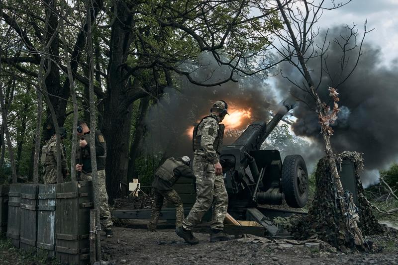 Soldați ucraineni lângă Bahmut, un oraș din estul Ucrainei unde au loc lupte aprige împotriva forțelor ruse, Foto: LIBKOS / AP / Profimedia