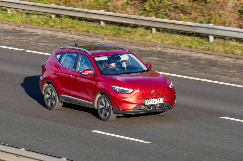 Modelul MG Z, fotografiat pe o autostradă din Marea Britanie, principala piață europeană pentru mașinile electrice chinezești, Foto: ZarkePix / Alamy / Profimedia Images