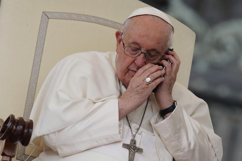 Papa Francisc şi-a întrerupt miercuri audienţa săptămânală cu credincioşii pentru a răspunde la telefon, Foto: Evandro Inetti / Zuma Press / Profimedia