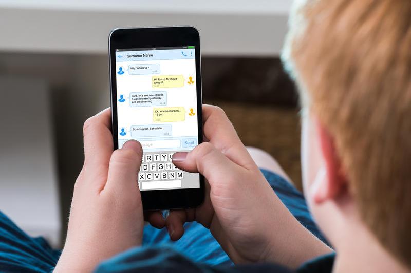 Copiii și telefonul mobil, Foto: Andrey Popov | Dreamstime.com