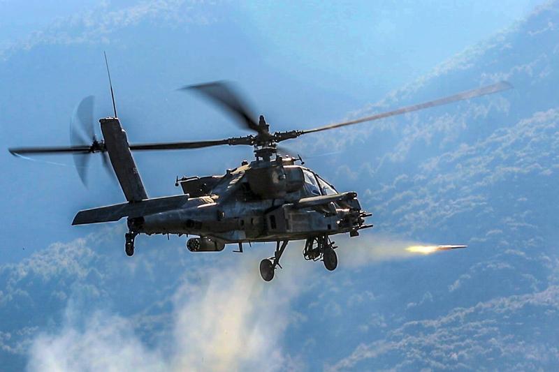 Un elicopter Apache lanseaza o racheta Hydra-70, Foto: U.S. Army / Zuma Press / Profimedia Images