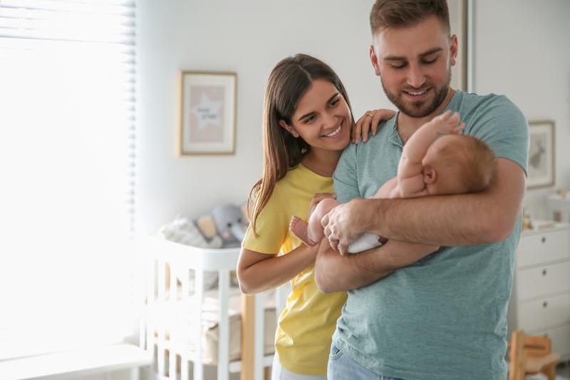 Tată cu bebeluș în brațe, Foto: Shutterstock
