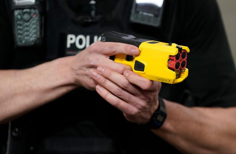 Polițist cu un pistol cu electroșocuri (taser), Foto: PA Images / Alamy / Alamy / Profimedia