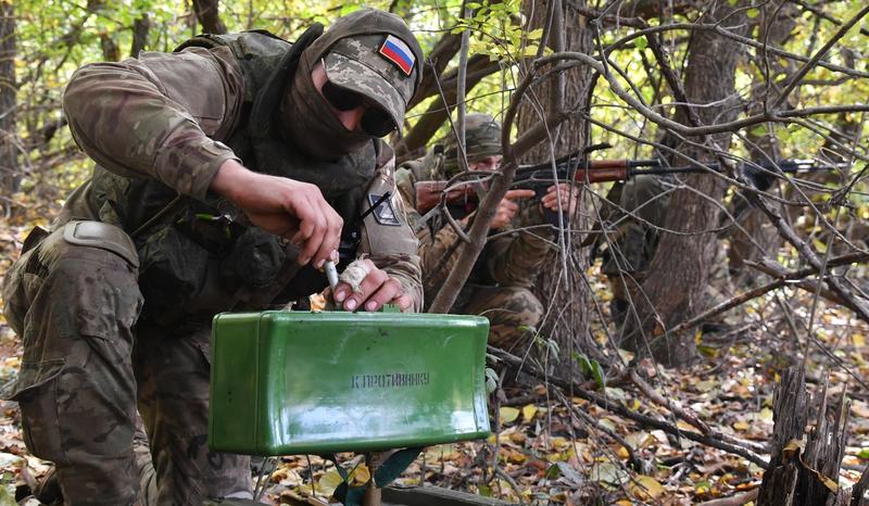 Război în Ucraina: Militar rus instalând o mină antipersonal MON-50, în Luhansk, Foto: Viktor Antonyuk / Sputnik / Profimedia