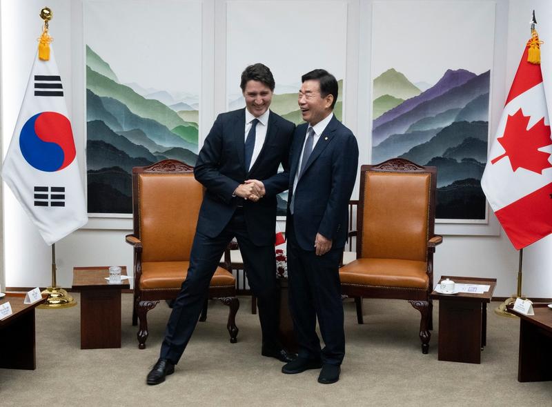 Justin Trudeau cu Kim Jin-pyo, în Coreea de Sud, Foto: Adrian Wyld / Zuma Press / Profimedia