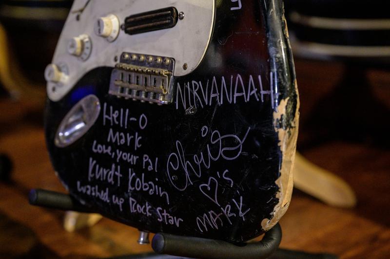 Chitară „deteriorată” de Kurt Cobain într-un concert, Foto: Angela Weiss / AFP / Profimedia