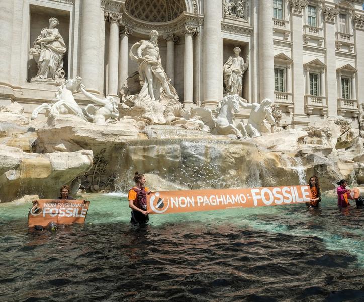 Protest al activiștilor pentru climă la Fontana di Trevi din Roma, Foto: Mauro Scrobogna / LaPresse / Profimedia
