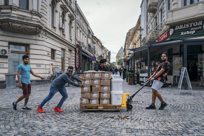 Angajați ai barurilor și restaurantelor din Centrul Vechi, Foto: Inquam Photos / Lavinia Cioaca