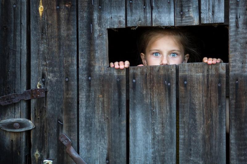 Copil in spatele porții , Foto: De Visu / Alamy / Alamy / Profimedia