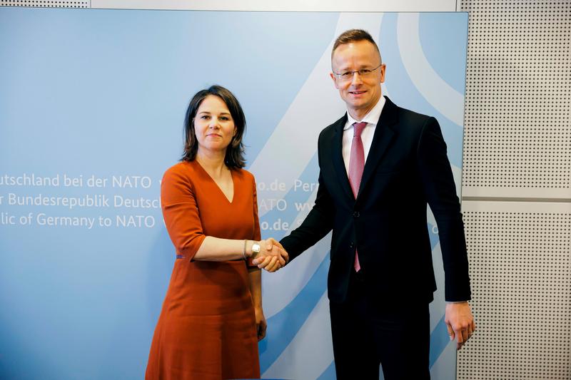Péter Szijjártó și Annalena Baerbock, Foto: Thomas Trutschel / DPA / Profimedia