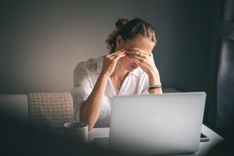 Un studiu Gallup indică faptul că femeile sunt cele mai susceptibile să sufere de burnout la locul de muncă, Foto: © Olezzo | Dreamstime.com