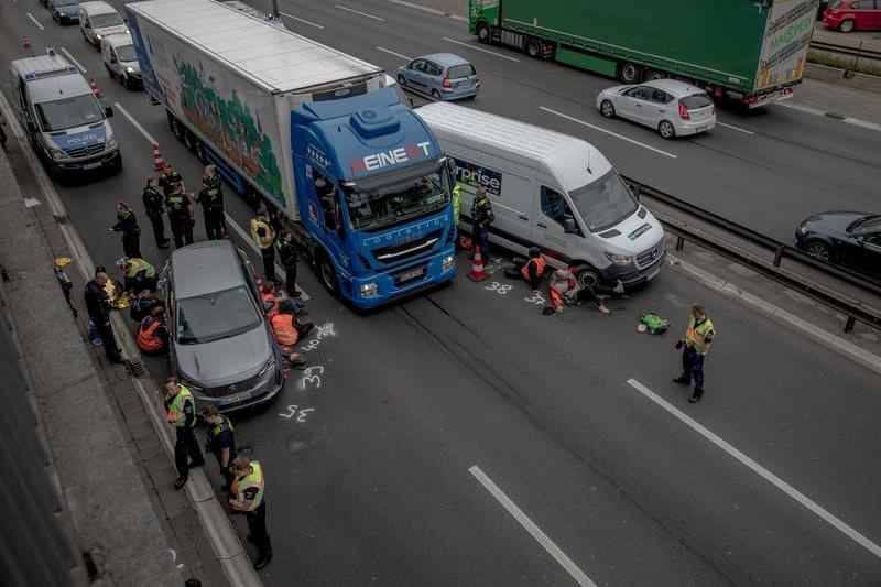 Activiști ai organizației Ultima Generație care protestează lipindu-se de asfalt și de mașini în Germania, Foto: Michael Kuenne/PRESSCOV / Shutterstock Editorial / Profimedia