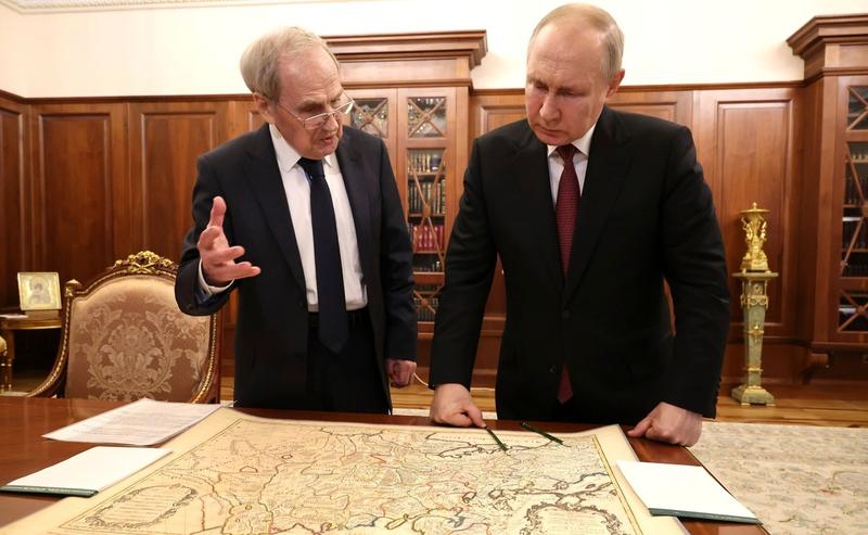 Vladimir Putin cu preşedintele Curţii Constituţionale ruse, Valeri Zorkin, inspectând o hartă a Europei de Est din secolul al XVII-lea, Foto: Mikhail Klimentyev/Kremlin Pool / Zuma Press / Profimedia