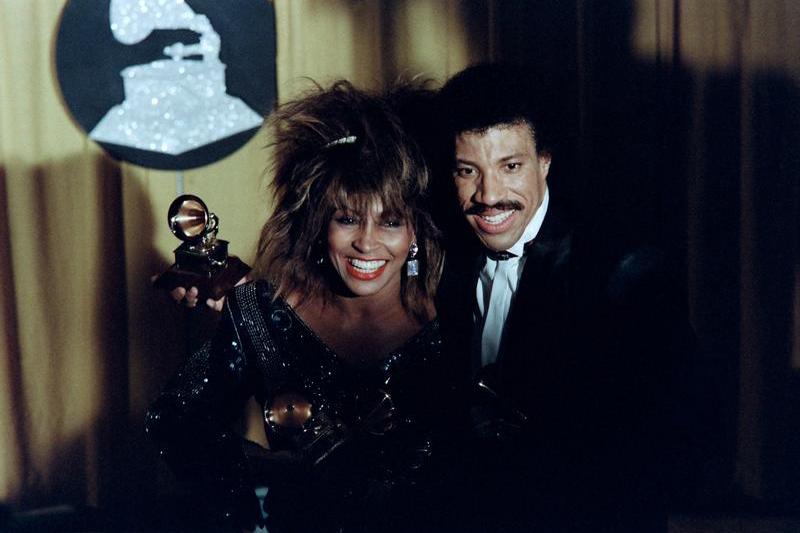 Tina Turner si Lionel Richie la Premiile Grammy din 1985, Foto: Rob Borner / AFP / Profimedia Images