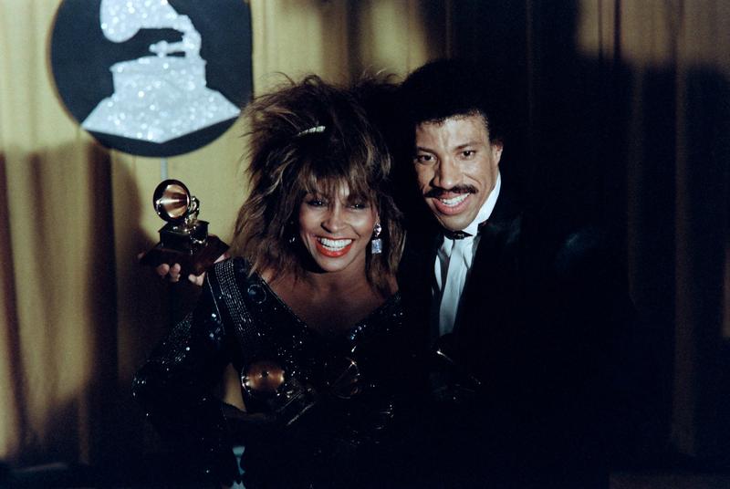 Tina Turner si Lionel Richie la Premiile Grammy din 1985, Foto: Rob Borner / AFP / Profimedia Images