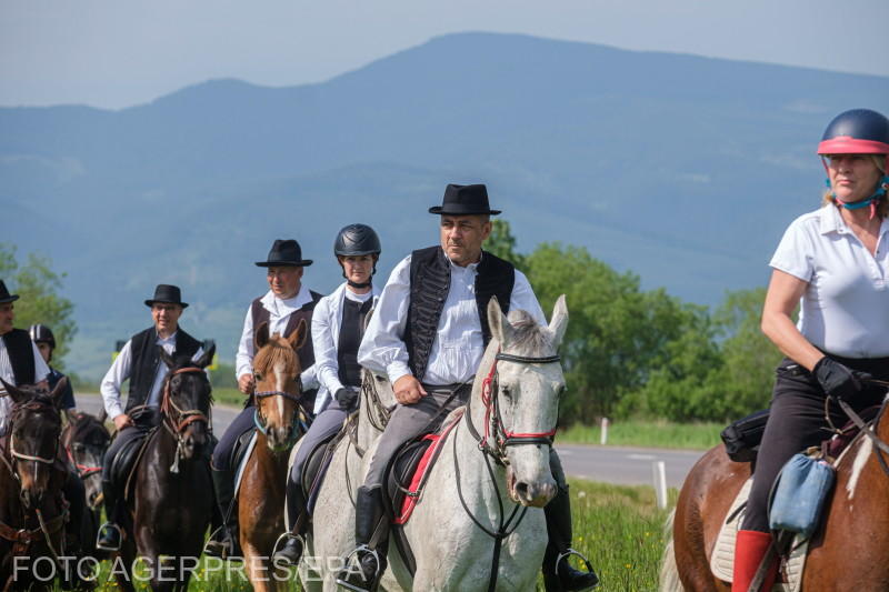 Pelerini călare se îndreaptă către Șumuleu-Ciuc pentru marea procesiune de Rusaliile Catolice, Foto: AGERPRES