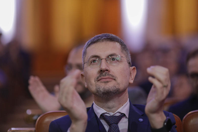 Europarlamentarul USR Dan Barna, audiat la DNA în dosarul achiziţiei vaccinurilor COVID