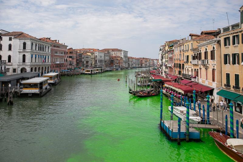 Apa de pe Canal Grande langa Podul Rialto din Venetia s-a facut verde fosforescenta, Foto: Cobra Team / BACKGRID / Backgrid UK / Profimedia