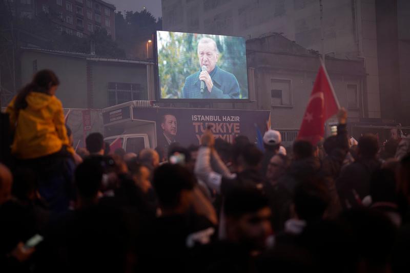 Sustinatorii presedintelui Recep Tayyip Erdogan sarbatoresc in fata birourilor Partidului AK in timp ce asculta discursul invingatorului, Foto: Khalil Hamra / AP / Profimedia