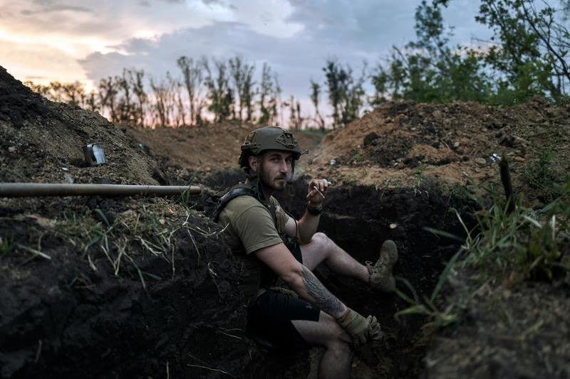 Soldat ucrainean într-o tranșee de pe frontul din Bahmut, Foto: LIBKOS / AP / Profimedia