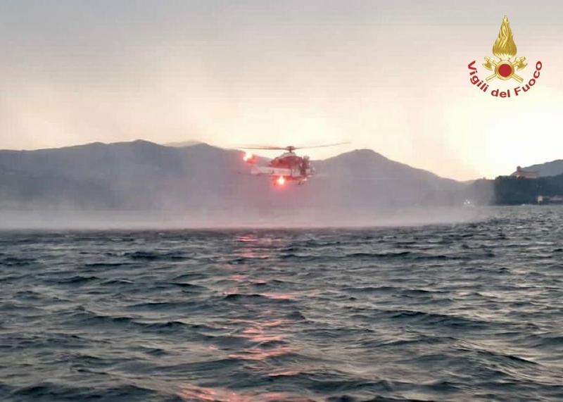 Elicopter al forțelor de pompieri italiene deasupra Lacului Maggiore, Foto: Vigili del Fuoco / Twitter