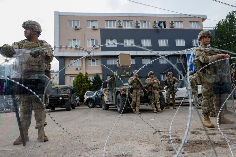 Soldați americani din trupele KFOR păzind o primărie din Leposavic, Kosovo, Foto: Marjan Vucetic / AP / Profimedia