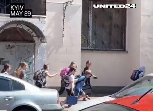 Copiii ucraineni fug spre adăpost, Foto: captura tv