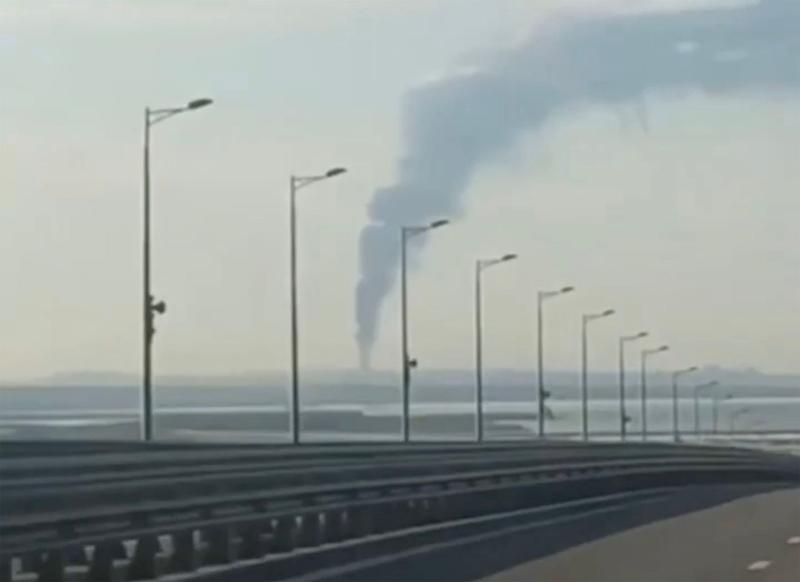 Coloana de fum de la un depozit de combustibil din sudul Rusiei, vizibilă de pe podul Kerci, Foto: east2west news / WillWest News / Profimedia