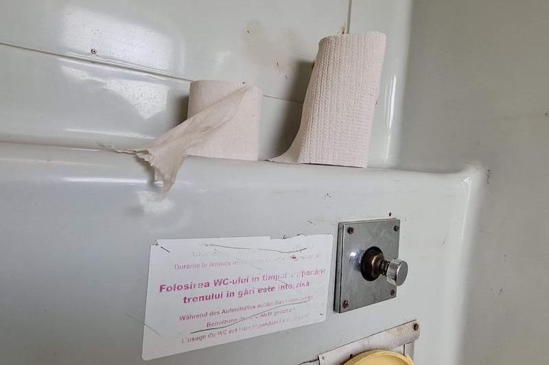 Intr-un WC din tren, Foto: Vlad Barza / HotNews.ro